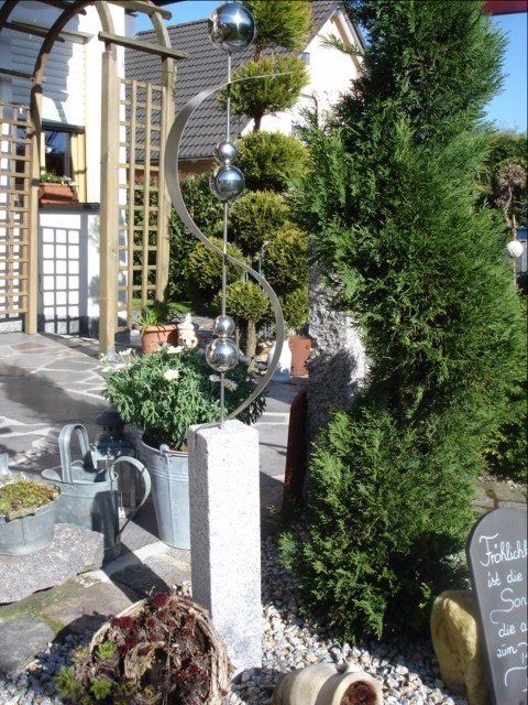 Ein Garten mit einem Schild mit der Aufschrift „Danke“ darauf
