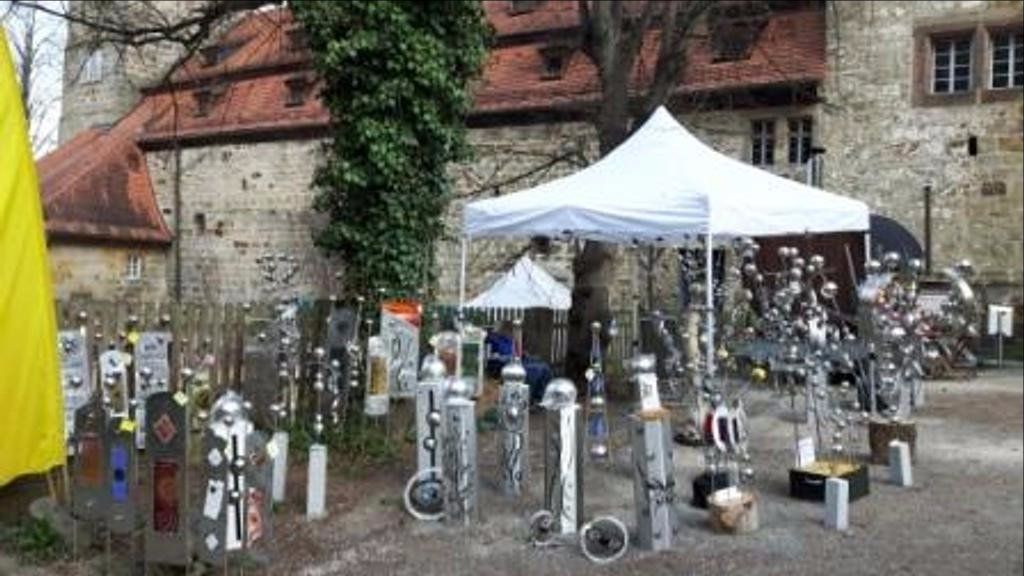 Vor einem Schloss steht ein weißes Zelt.