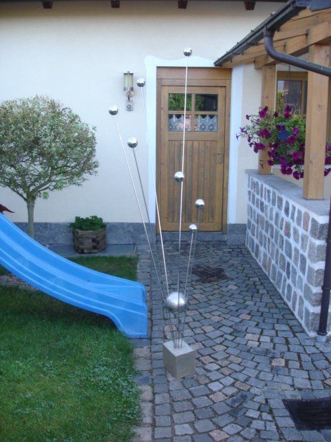 Eine blaue Rutsche steht vor einem Haus