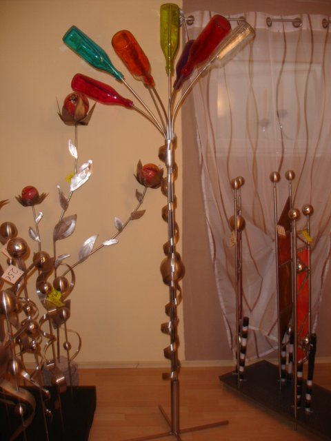 Ein paar Flaschen auf einem Ständer in einem Raum