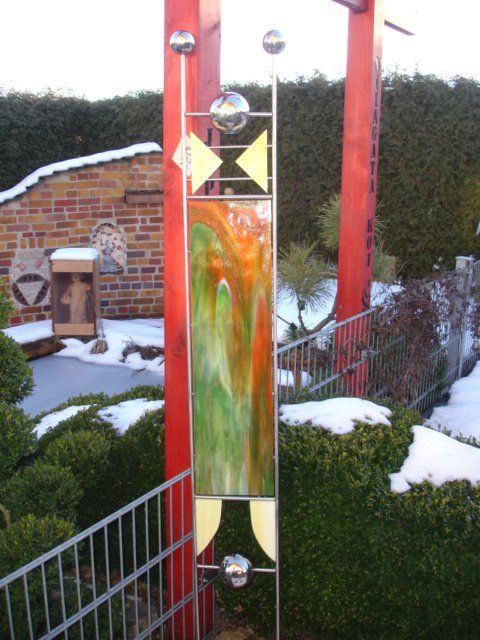 Ein roter Pfosten mit einem Gemälde darauf