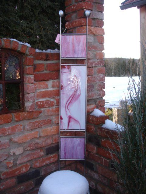 Eine Ziegelwand mit einem Bild von einem Flamingo darauf