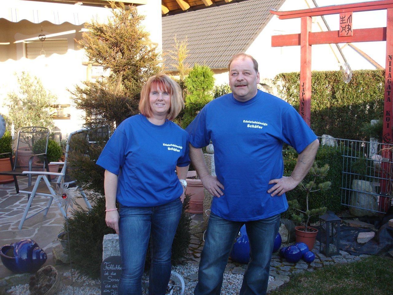 Ein Mann und eine Frau stehen nebeneinander und tragen blaue Hemden