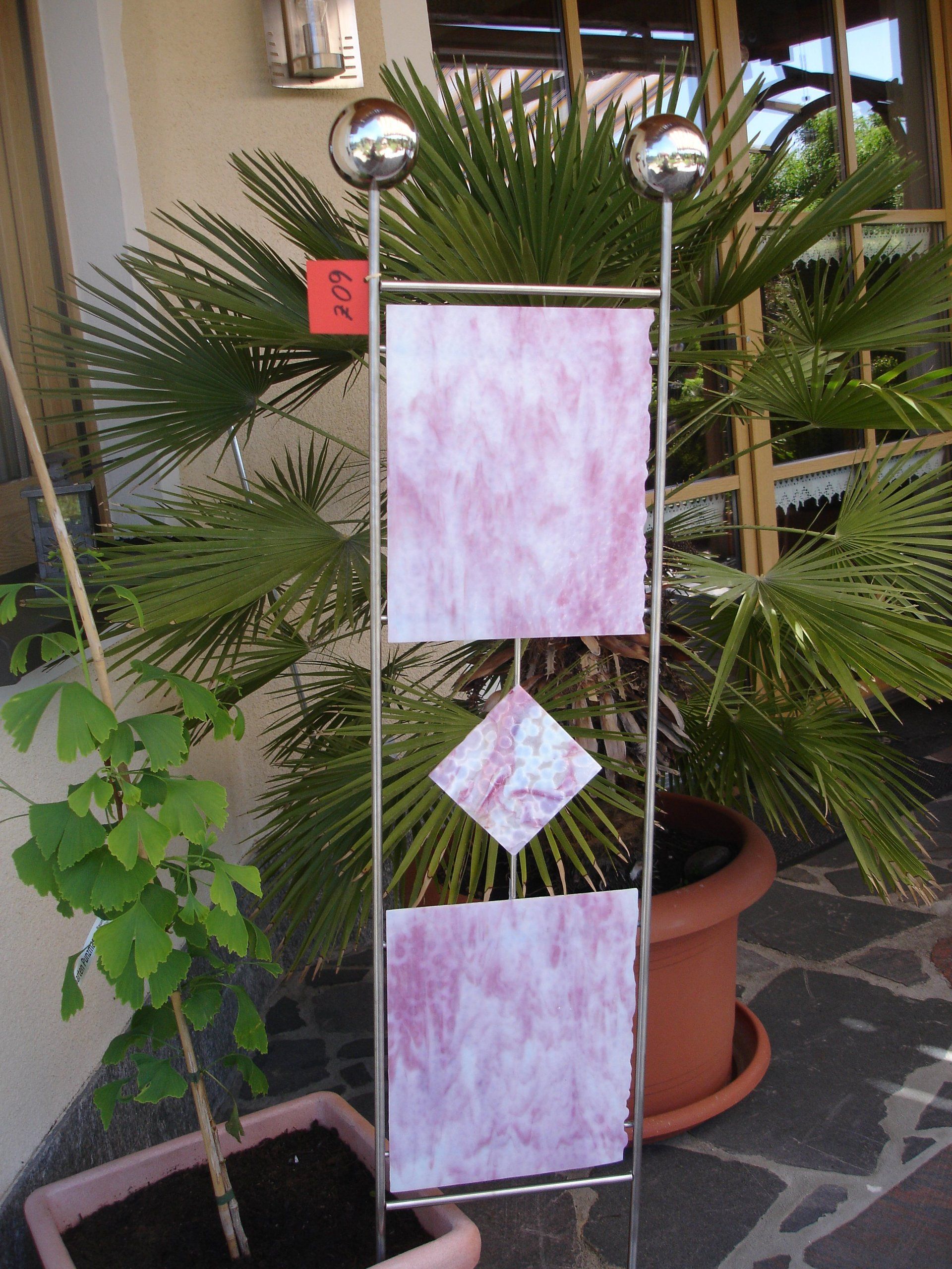 Eine Palme in einem Topf neben einem Schild mit der Aufschrift „Kunst“