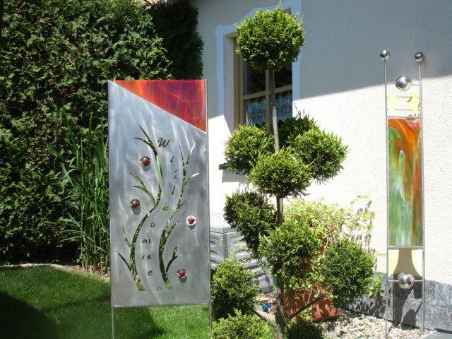 Ein weißes Haus mit einem Baum davor