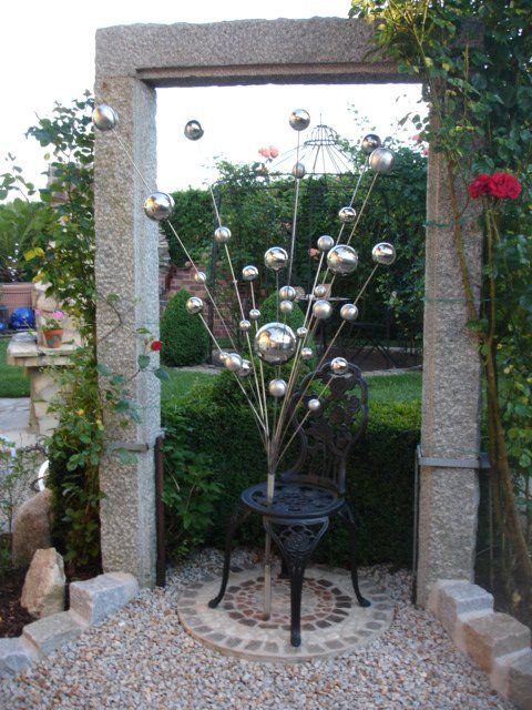 Ein Stuhl in einem Garten mit einem Baum im Hintergrund