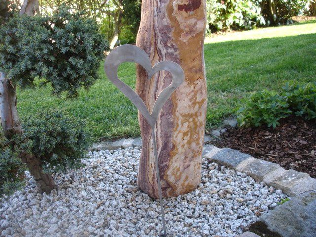 Ein Baumstamm mit einem Metallherz darauf