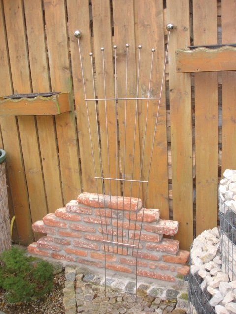 Ein Holzzaun mit einer Backsteinmauer dahinter