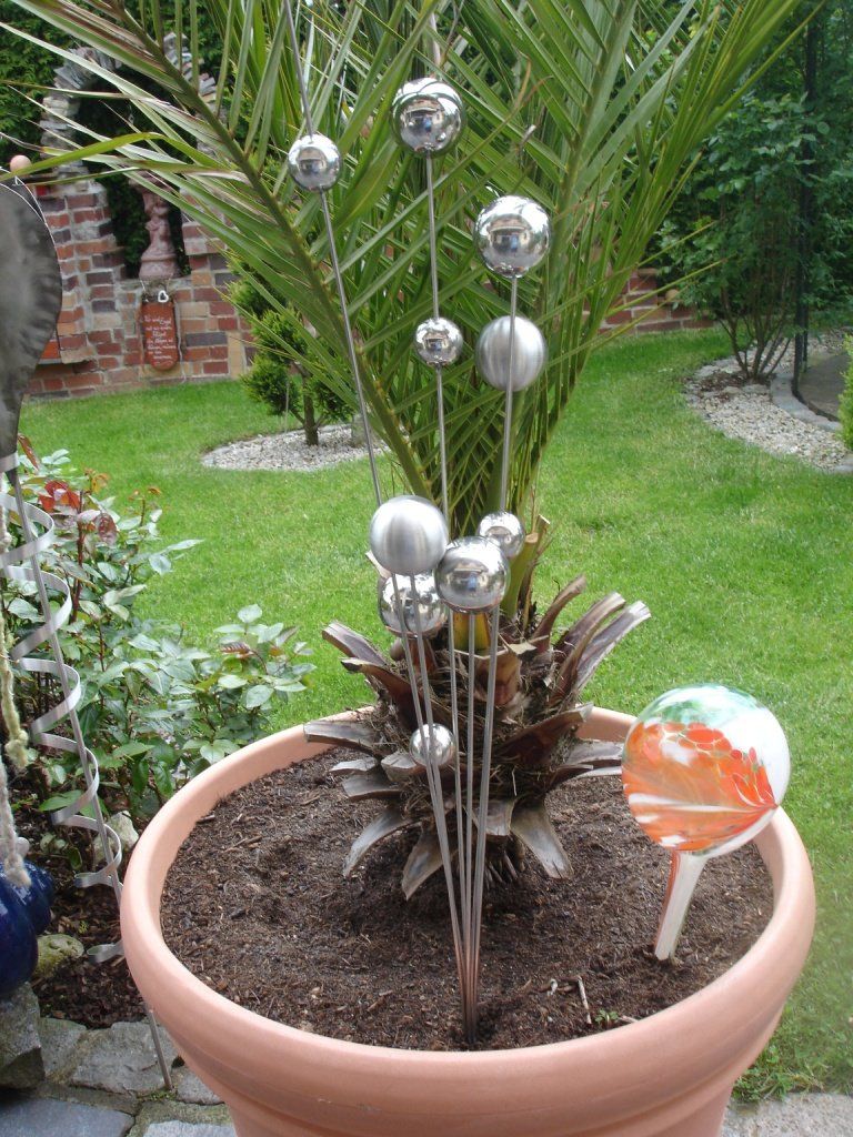 Eine Topfpflanze mit einem Haufen silberner Kugeln darauf