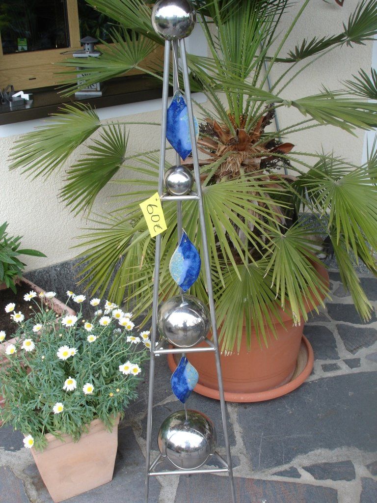 Eine Pflanze in einem Topf mit einem Schild mit der Aufschrift „Edelstahl“ darauf