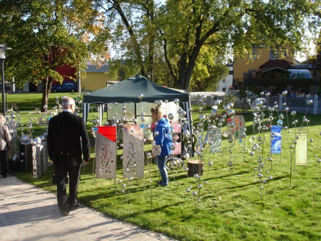 Eine Gruppe von Menschen geht einen Weg in einem Park entlang