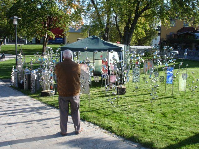 Ein Mann steht vor einem grünen Zelt in einem Park
