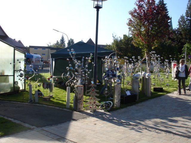 Eine Gruppe von Menschen geht einen Bürgersteig in einem Park entlang