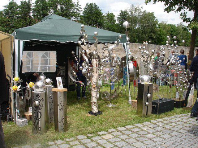 Eine Gruppe von Menschen steht vor einem grünen Zelt
