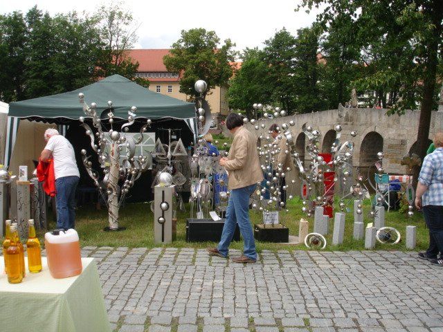 Ein Mann steht vor einem Tisch mit Flaschen darauf