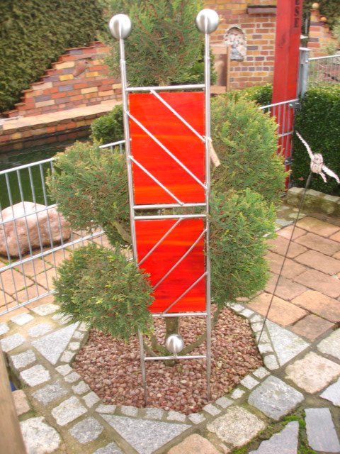 Ein Baum mit einem roten Schild davor