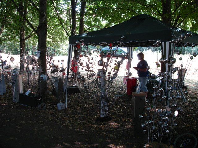 Ein Mann steht unter einem Zelt im Wald