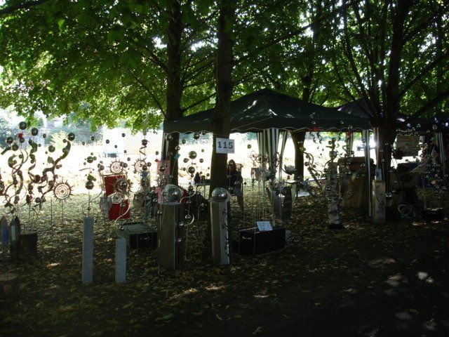 Ein verschwommenes Bild eines Parks mit einem Zelt und Bäumen