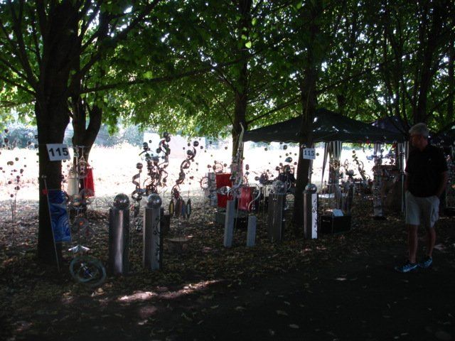 Ein Mann in einem schwarzen Hemd steht vor einer Reihe von Pfosten mit der Nummer 118 darauf