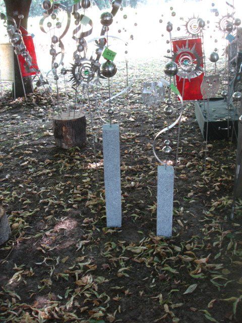 Ein Haufen Windräder liegt auf dem Boden