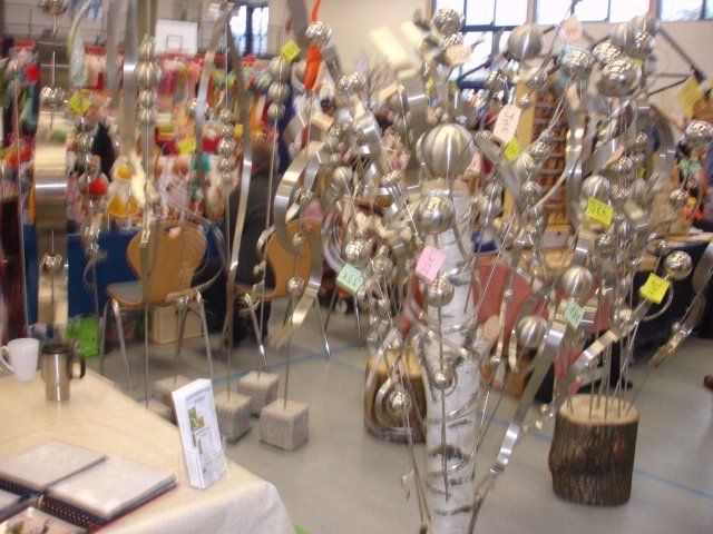 Ein verschwommenes Bild von einem Tisch mit einem Buch darauf