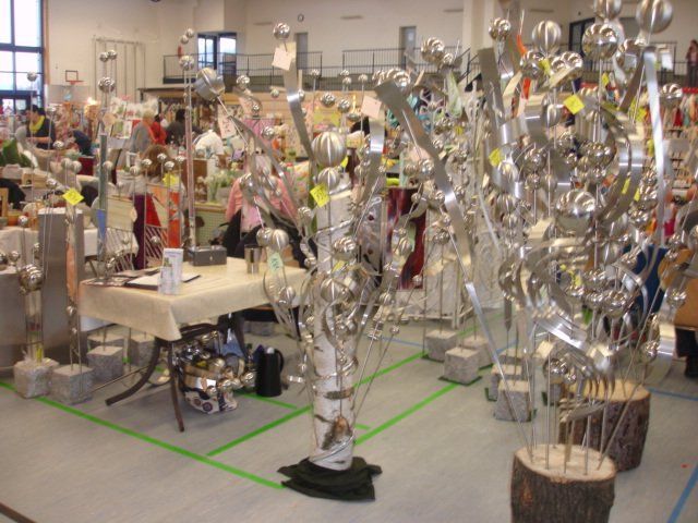 Ein Raum voller silberner Bäume und einem Tisch