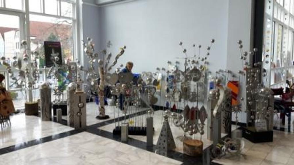 Ein großer Raum mit vielen Weihnachtsdekorationen.