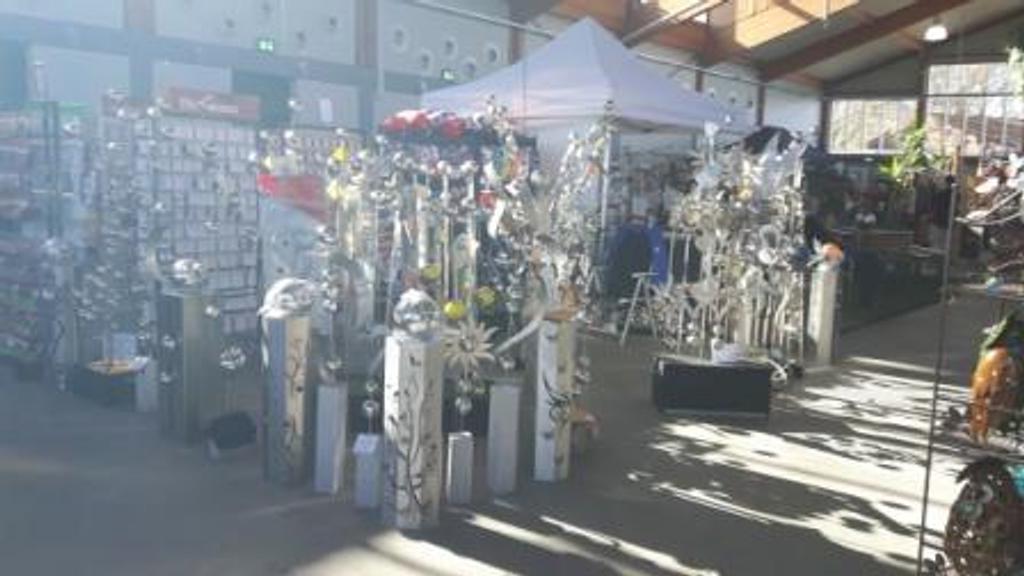 Ein großer Raum mit vielen Blumen und Dekorationen.