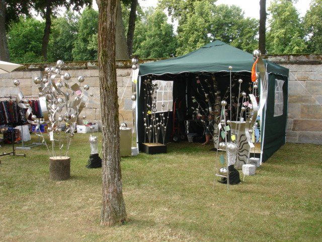 Ein grünes Zelt steht mitten auf einer Wiese