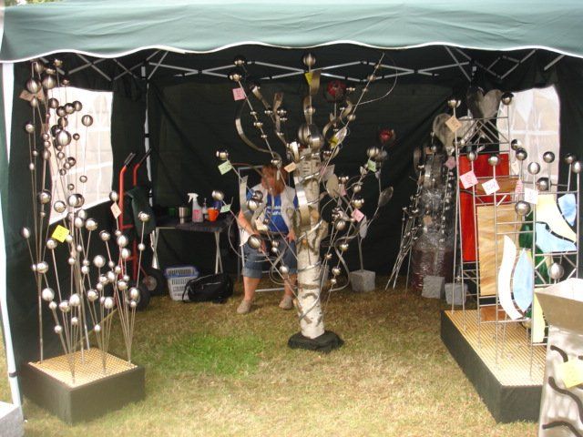 Eine Frau steht in einem Zelt mit einem Baum in der Mitte