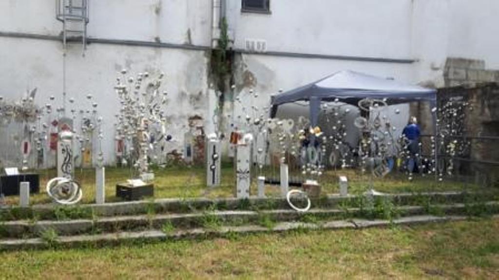 Ein Friedhof mit vielen Gräbern und einem Zelt im Hintergrund.