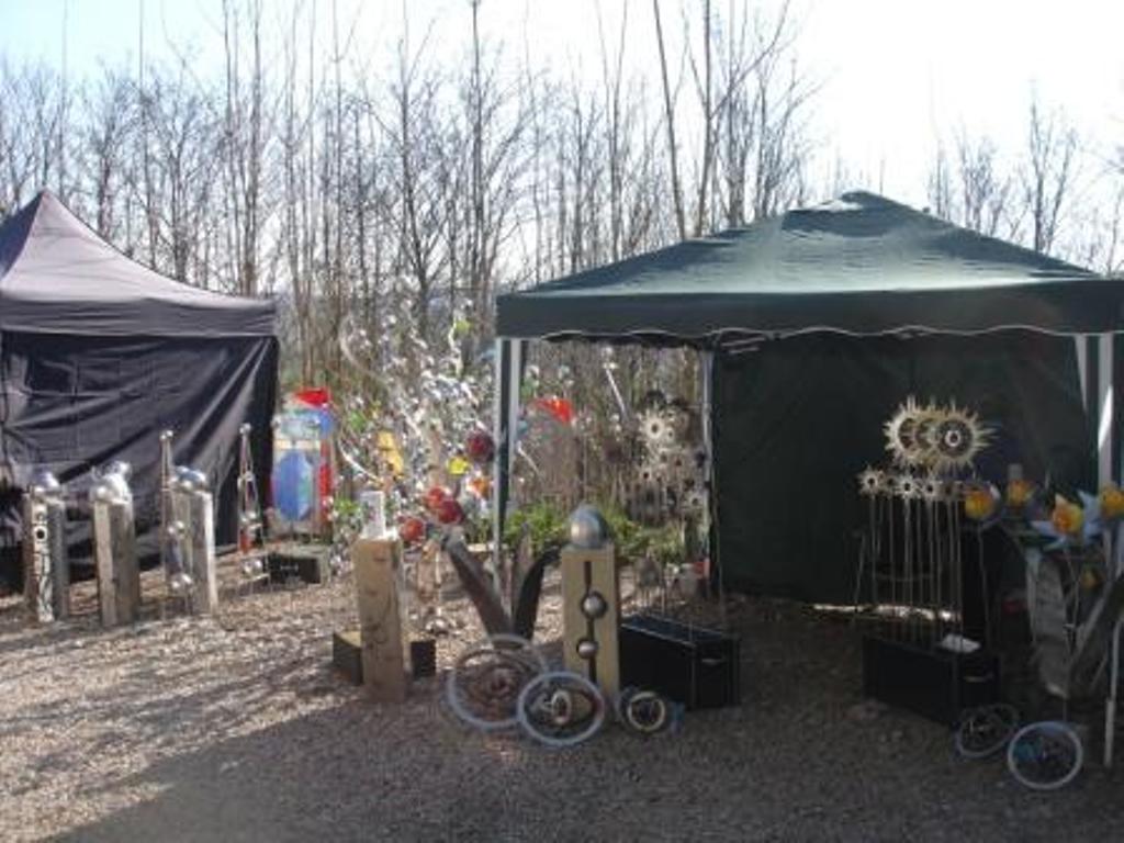 Ein schwarzes Zelt mit dem Wort „Co“ darauf