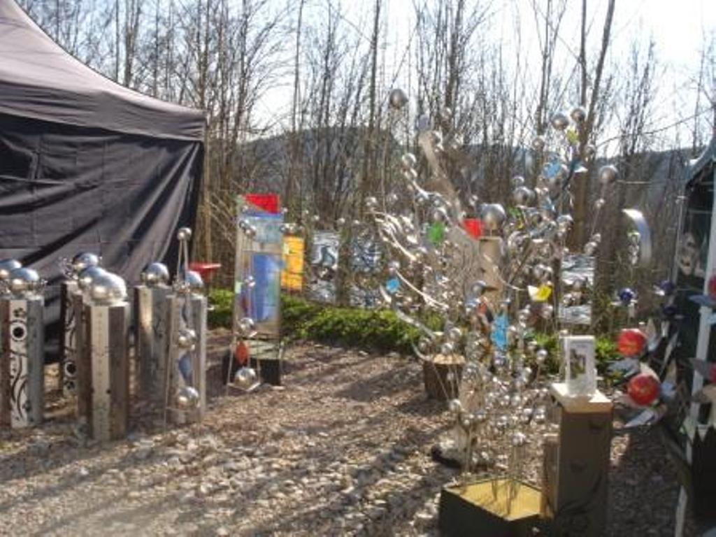 Ein schwarzes Zelt steht mitten auf einer Kiesfläche