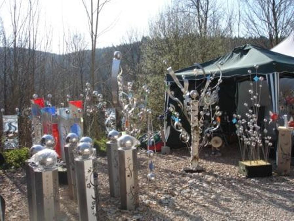 Ein Zelt mit ein paar Skulpturen davor