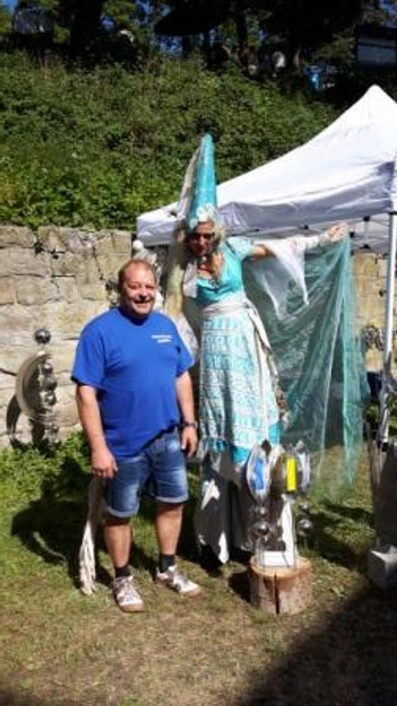 Ein Mann steht neben einer Frau in einem Feenkostüm.