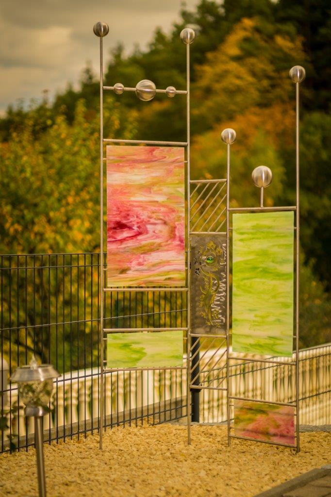 Ein Zaun mit dem Gemälde einer Blume darauf.