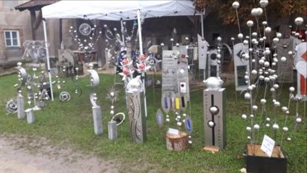 Auf einem üppigen grünen Feld steht ein weißes Zelt.