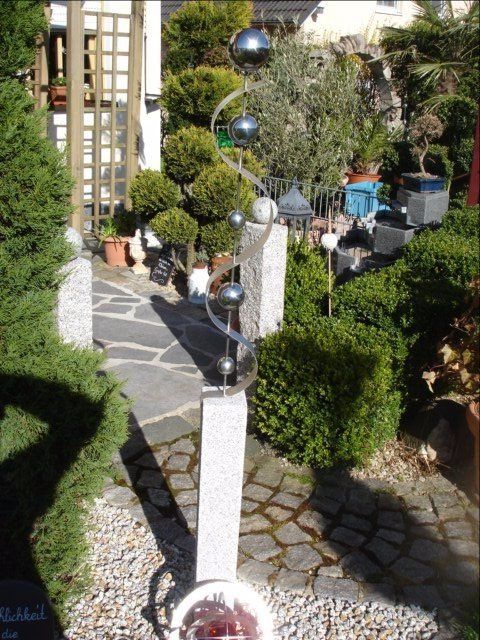 Ein Garten mit einer Statue in der Mitte