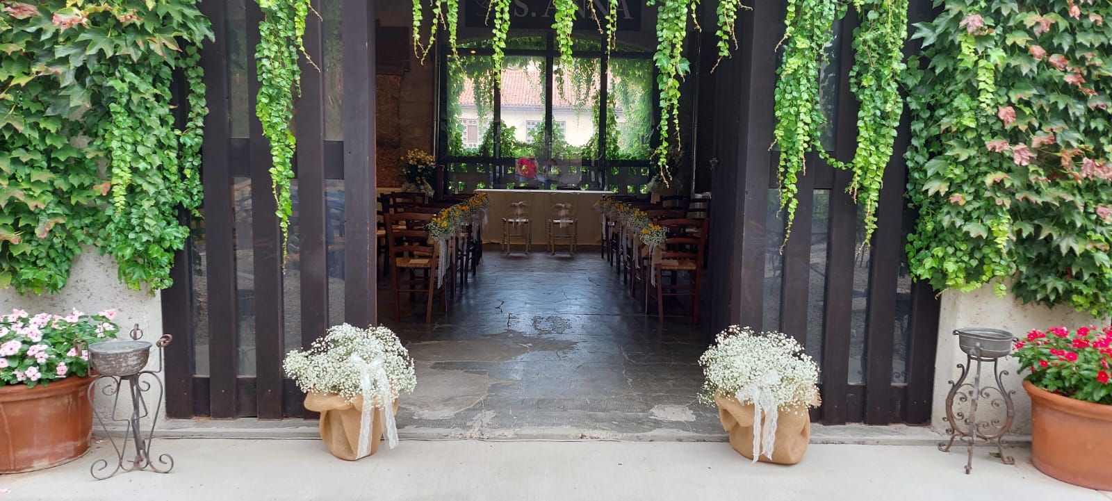 l' ingresso di una chiesa decorata per una cerimonia di matrimonio