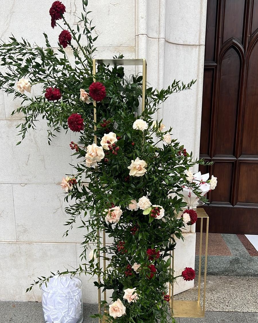 un mazzo di fiori è seduto davanti a una porta