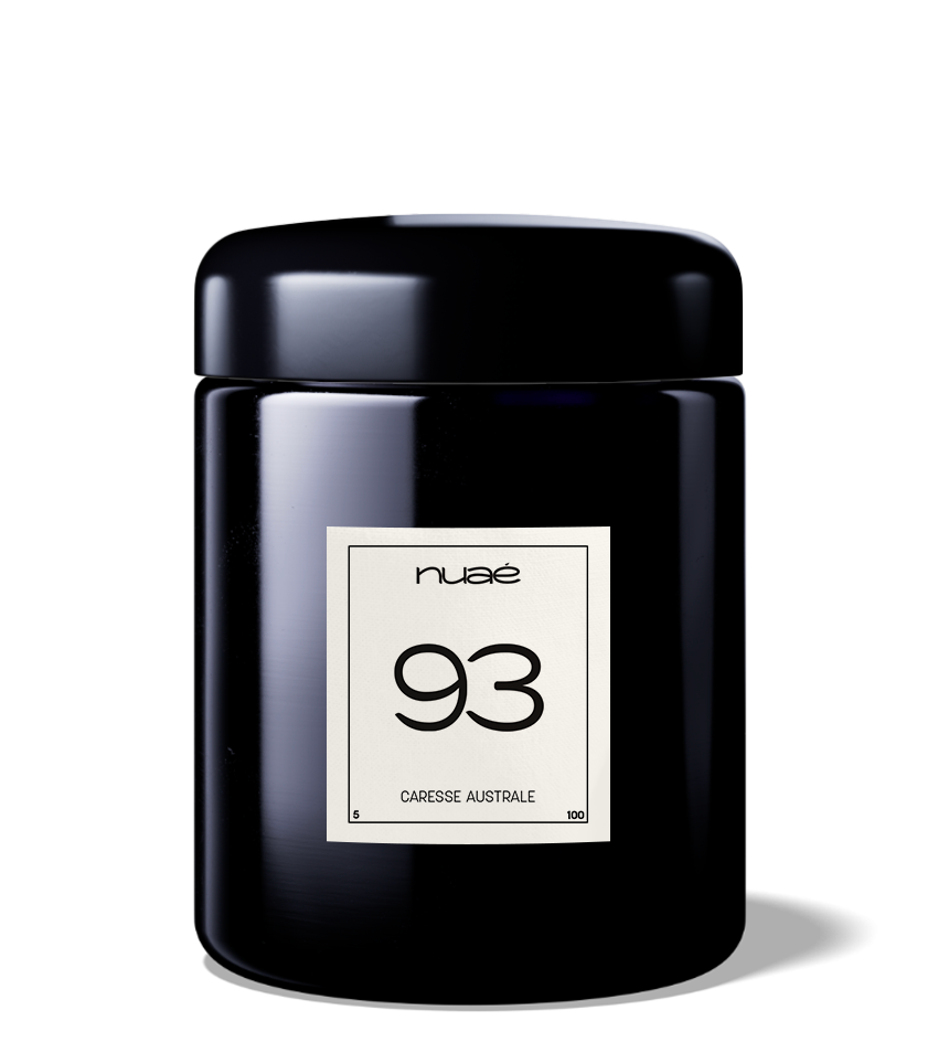 Un pot  cylindrique noir contenant du thé avec une étiquette portant le nom de la marque « nuaé », le numéro « 87 » et le texte « rose sacrée