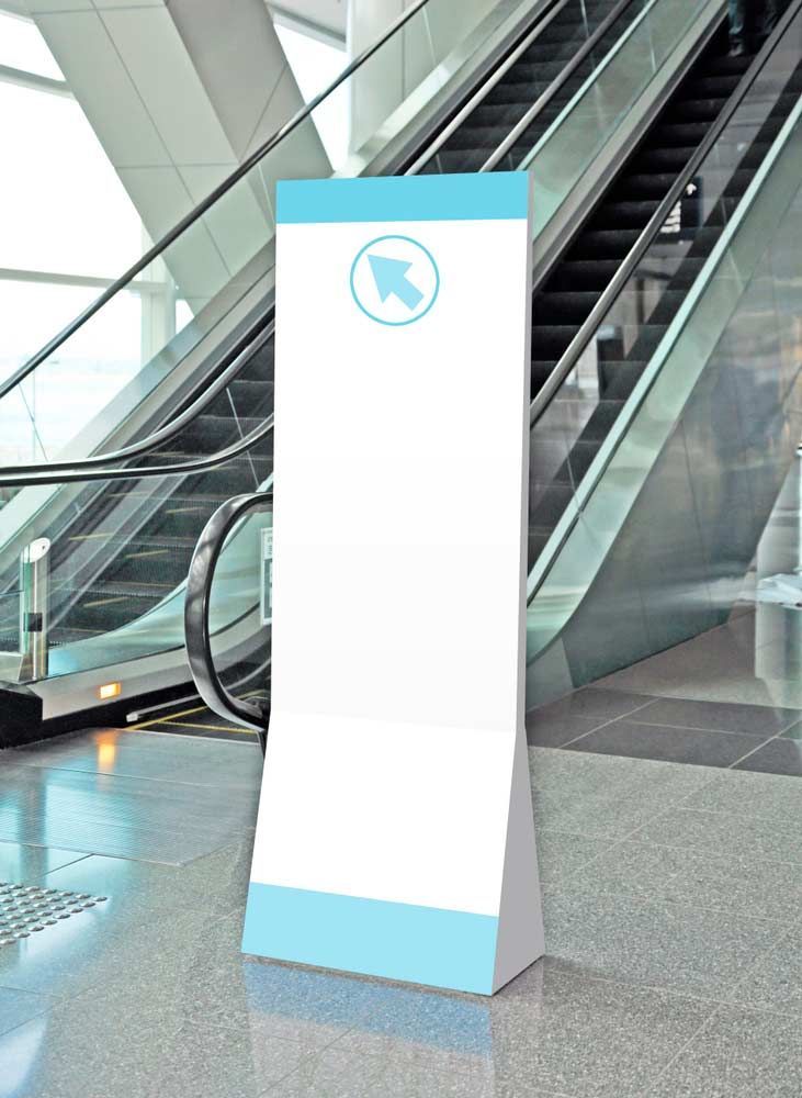 A sign with an arrow pointing to the right is in front of an escalator.