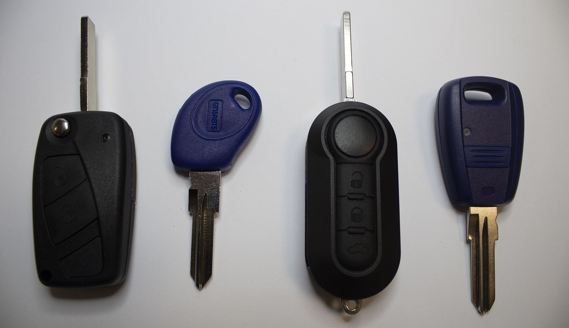 Un'immagine di un telefono cellulare accanto all'immagine di una candela