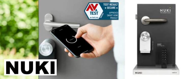 Una persona tiene in mano un telefono cellulare accanto alla serratura di una porta.