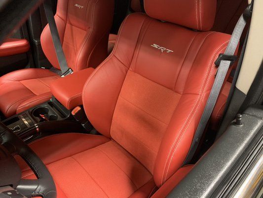 A red car seat with the word srt on it