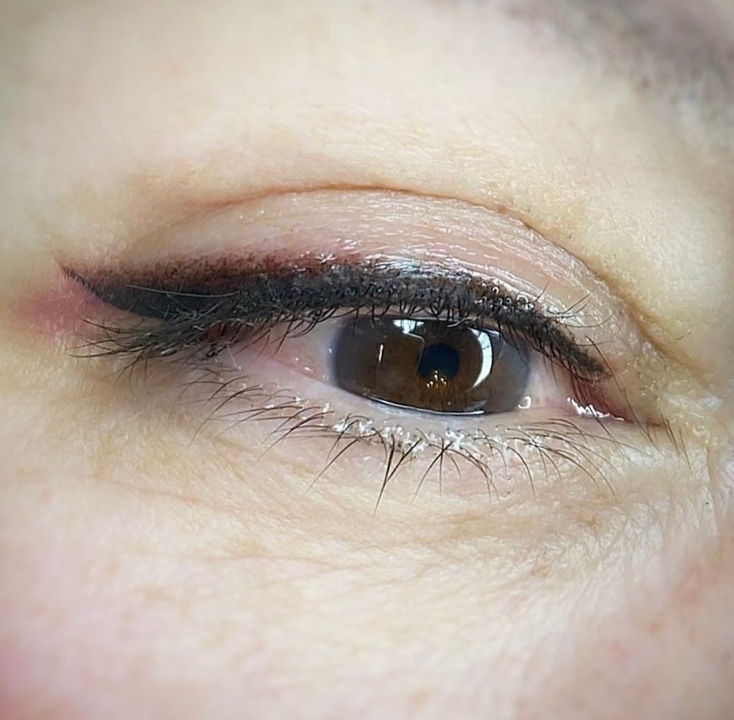 Eine Nahaufnahme des Auges einer Frau mit Eyeliner.