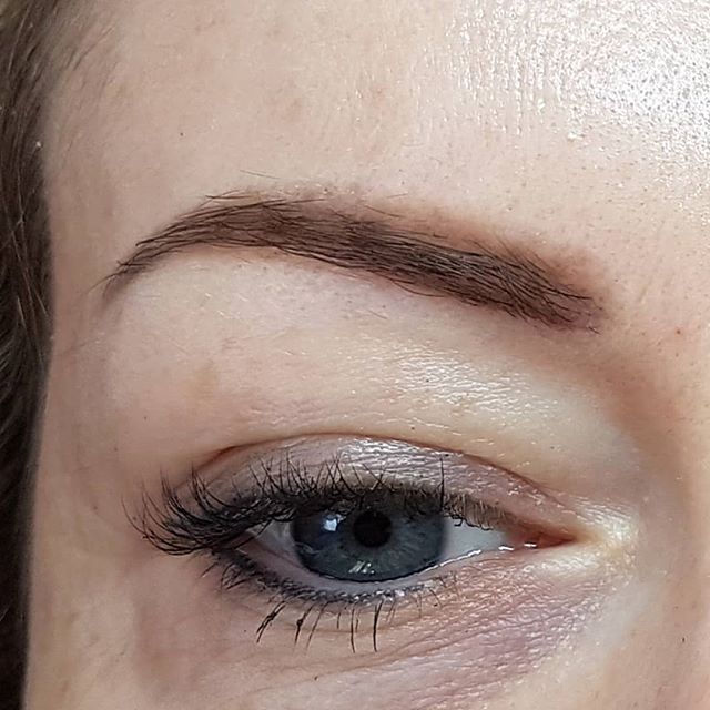 Eine Nahaufnahme des Auges einer Frau mit langen Wimpern.