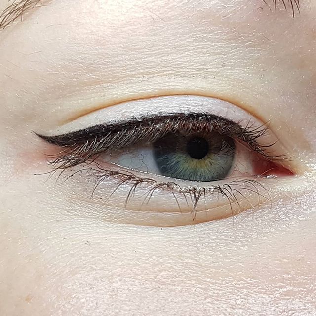 Eine Nahaufnahme des Auges einer Frau mit Eyeliner.