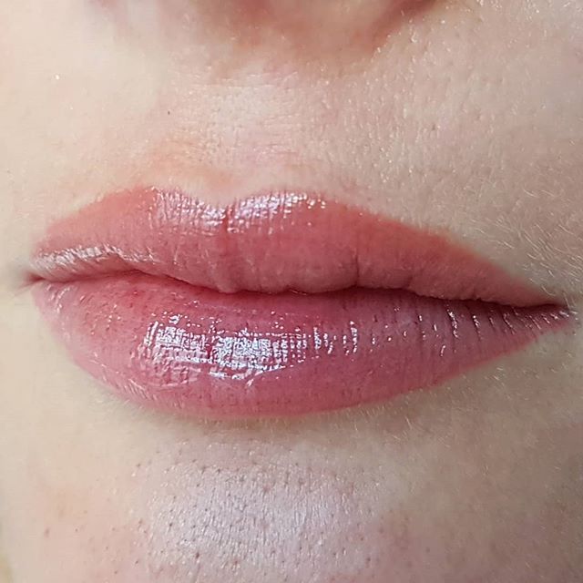 Eine Nahaufnahme der Lippen einer Frau mit Lippenstift darauf.