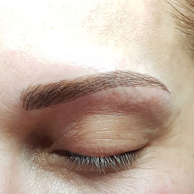 Eine Nahaufnahme des Auges einer Frau mit geschlossenen Augen.